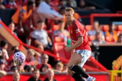 巴黎主场迎战欧塞尔，争夺法甲第六轮关键战，巴黎进攻强但伤病困扰，欧塞尔防守稳固。